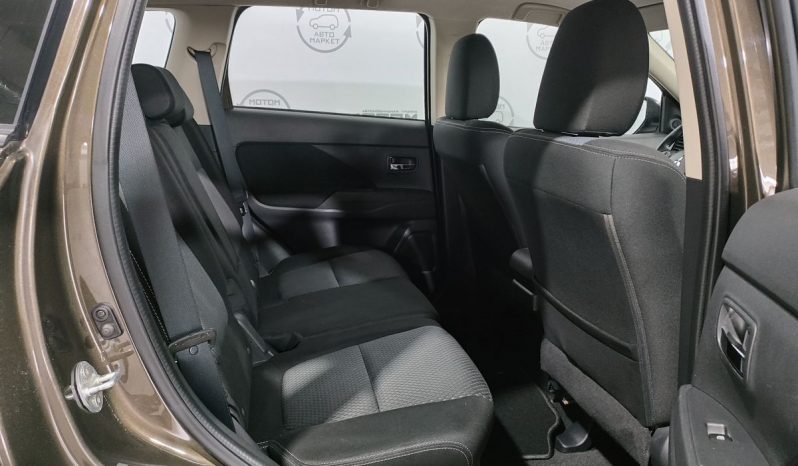 Mitsubishi Outlander, 2015 full