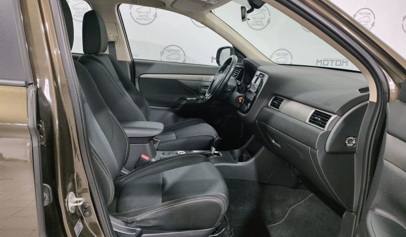 Mitsubishi Outlander, 2015 full
