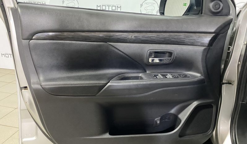 Mitsubishi Outlander, 2016 full