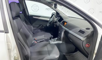 Opel Astra, 2011 full