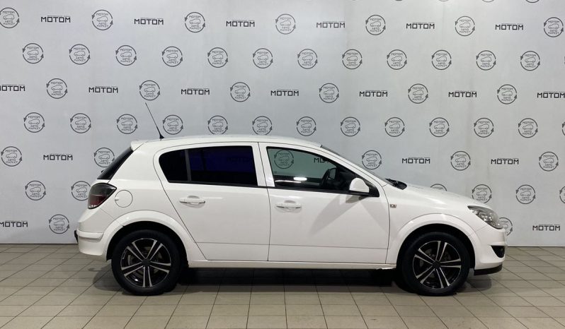 Opel Astra, 2011 full